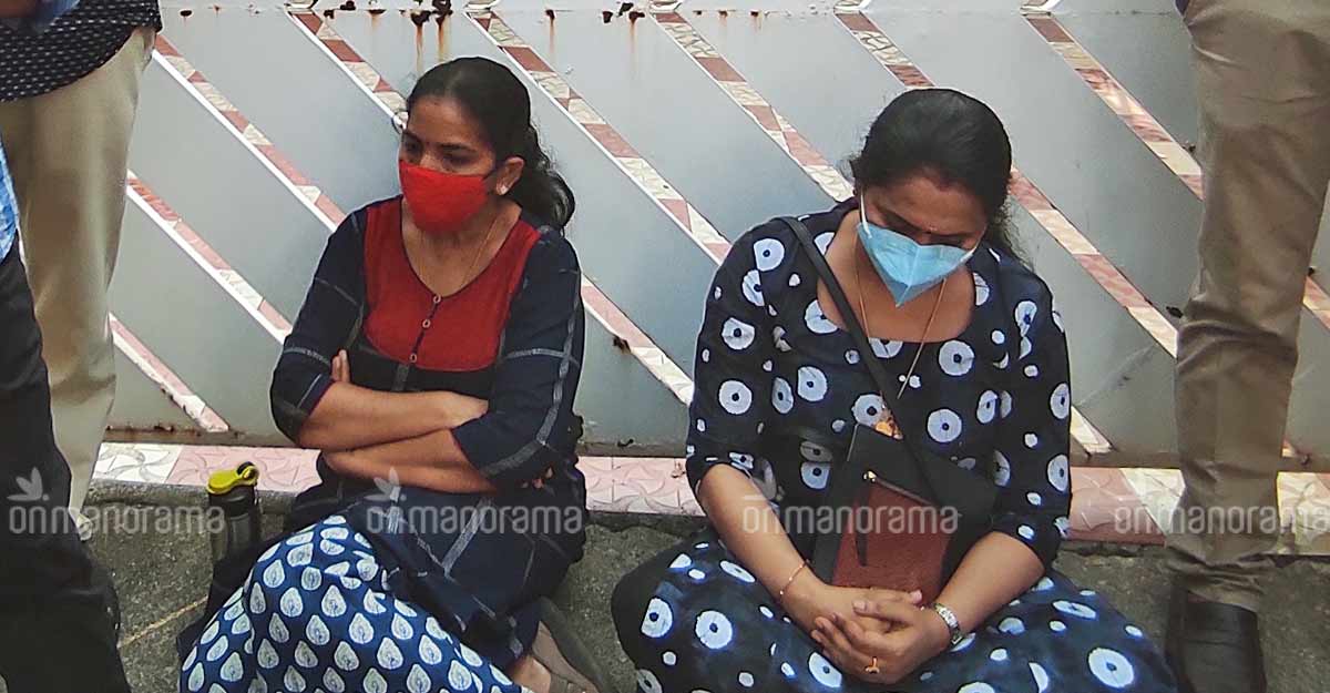 High drama at Bineesh's house as ED raids enter second day, family lodges complaint against agency High drama at Bineesh's house as ED raids enter second day, family lodges complaint against agency