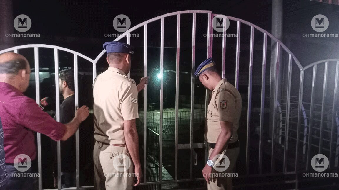 auditorium-cusat-accident Police personnel close the gate to the open-air auditorium at CUSAT where the stampede occurred Saturday night. Photo: Manorama