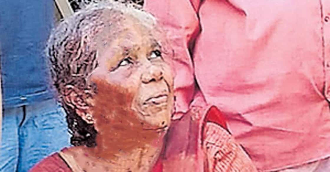 Woman, 70, receives 9 stitches on head after brutal robbery in broad daylight