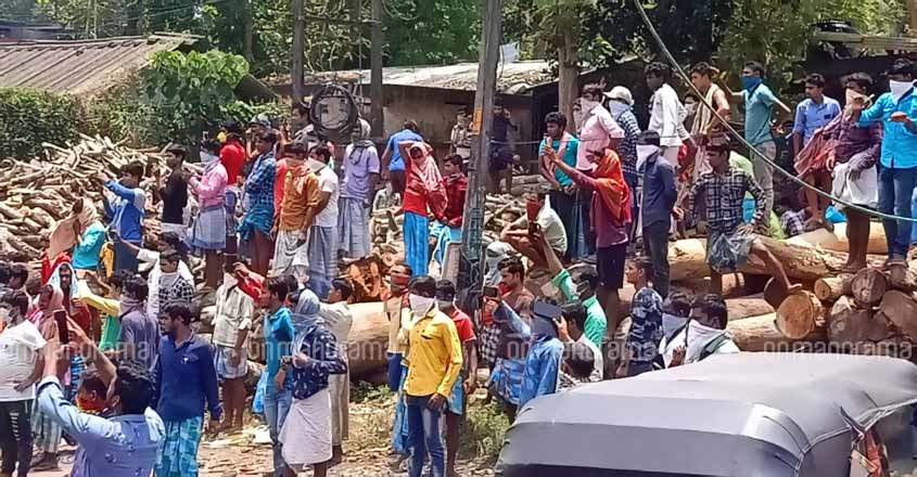 Hundreds of migrant labourers take it to street in Kerala's Paippad defying lockdown Hundreds of migrant labourers take it to street in Kerala's Paippad defying lockdown