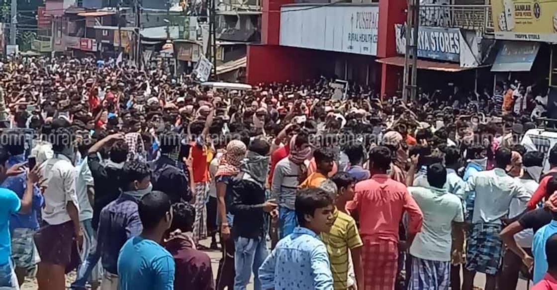 Hundreds of migrant labourers take it to street in Kerala's Paippad defying lockdown Hundreds of migrant labourers take it to street in Kerala's Paippad defying lockdown