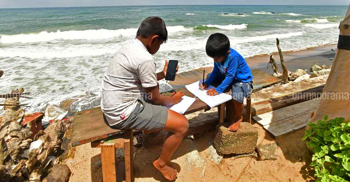 Students struggle with online classes as there are no teachers to clear doubts