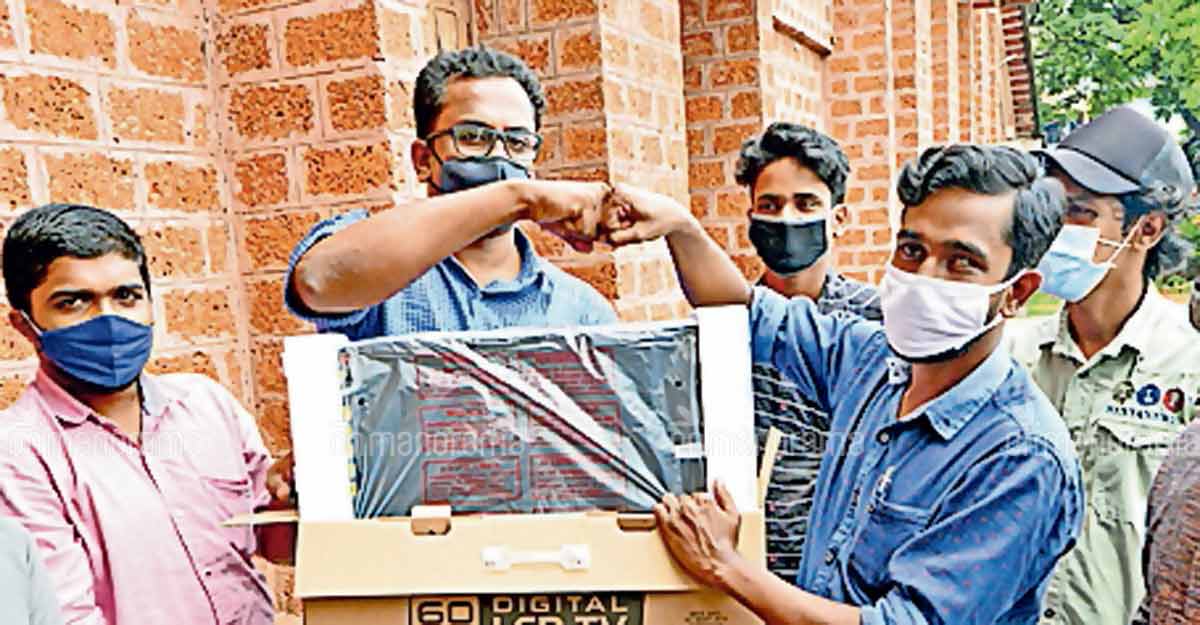 In Kerala, students' wings of CPM and Congress join hands to buy TV for a poor student In Kerala, students' wings of CPM and Congress join hands to buy TV for a poor student