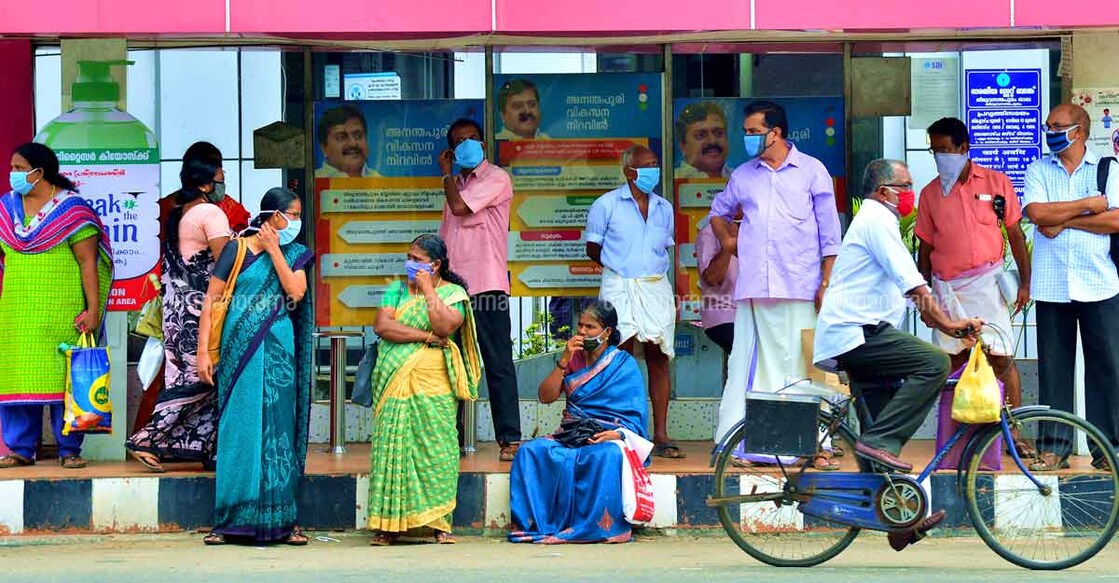kerala-covid-mask-bus-stop