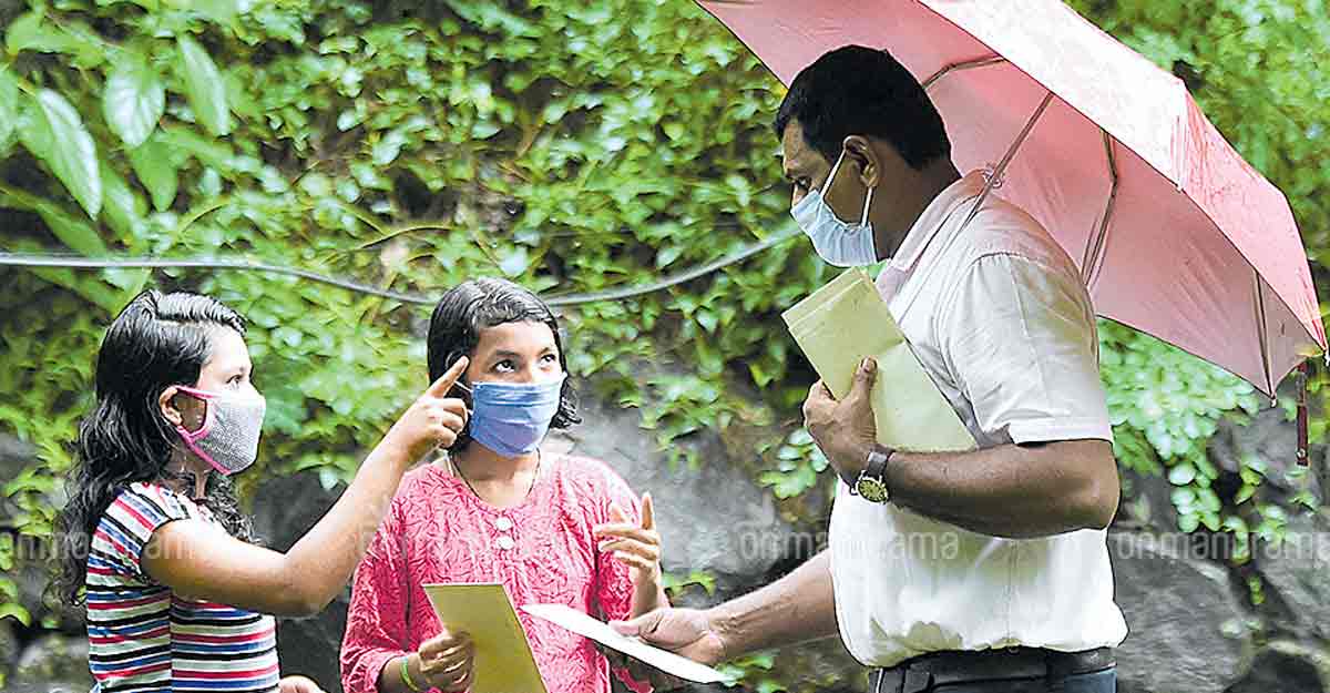 Kerala teacher makes weekly rounds of students' houses for assessment