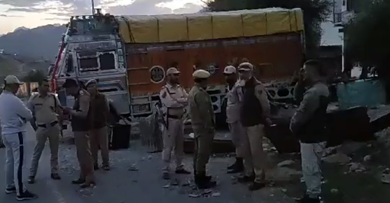 drass-explosion-kargil Police and security personnel near the site of explosion. Screengrab: Twitter@PTI
