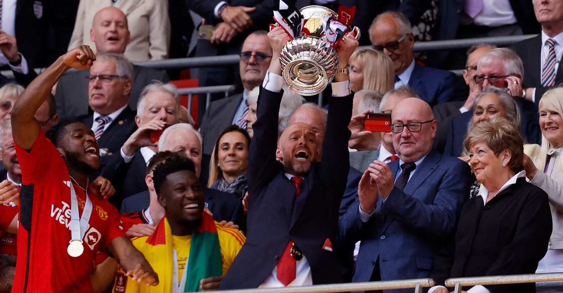 Manchester United manager Erik ten Hag lifts the trophy as he celebrates with his team after winning the FA Cup. Photo: Reuters/Andrew Couldridge