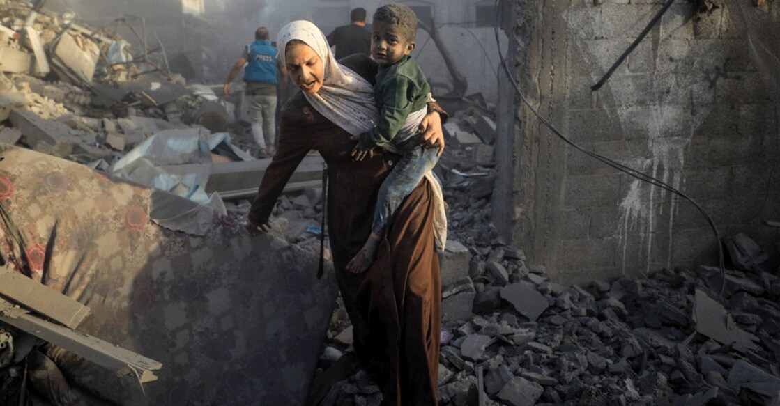 Palestinians evacuate the site of Israeli strikes on houses, amid the ongoing conflict between Israel and Palestinian Islamist group Hamas, in Maghazi refugee camp in the central Gaza Strip, November 6, 2023. Photo: Reuters/Yasser Qudih