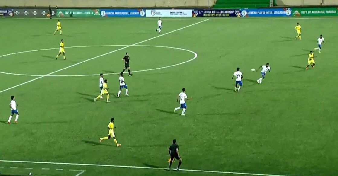 Necio M Fernandes (yellow, right) makes his run to beat the offside trap and score for Goa against Kerala. Photo: Screengrab/YouTube@ArunachalPradeshFA