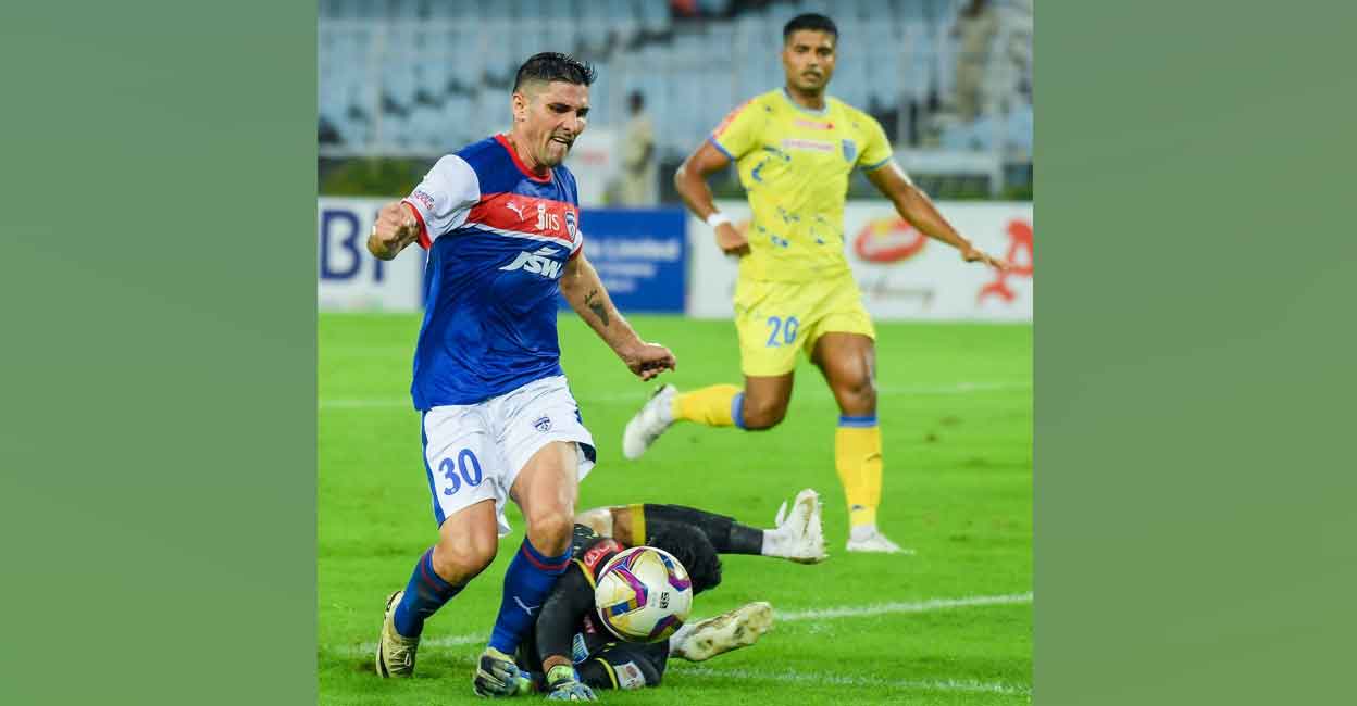 jorge-diaz-sachin-suresh Bengaluru FC sriker Jorge Pereyra Diaz vies for the ball with Sachin Suresh of Kerala Blasters. Photo: X/@bengalurufc