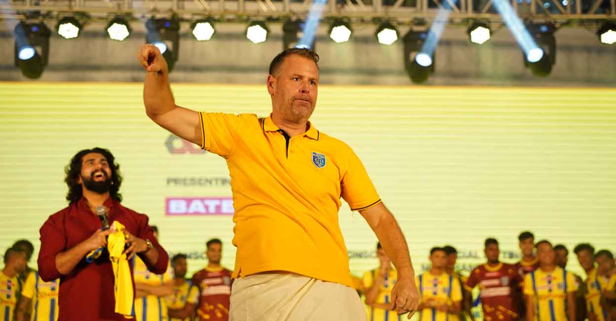 Kerala Blasters' head coach Mikael Stahre threw replicas of the club's stadium jersey to fans who attended 'Meet The Blasters' event at Lulu Mall in Kochi on Monday. Photo: Special arrangement