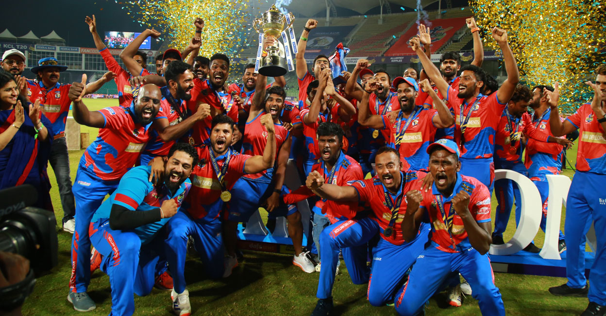 Kollam Sailors' captain Sachin Baby lifts the Kerala Cricket League trophy in the presence of his teammates at the Greenfield Stadium in Thiruvananthapuram on Wednesday. Photo: Special arrangement