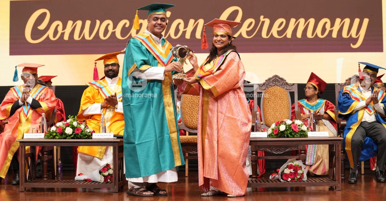 rajagiri-convocation-divya-nanavaty Divya Nanavaty, Managing Director, India Knowledge Center, United Airlines is welcomed by Fr Benny Nalkara, Provincial, SH Province. Photo: Special arrangement