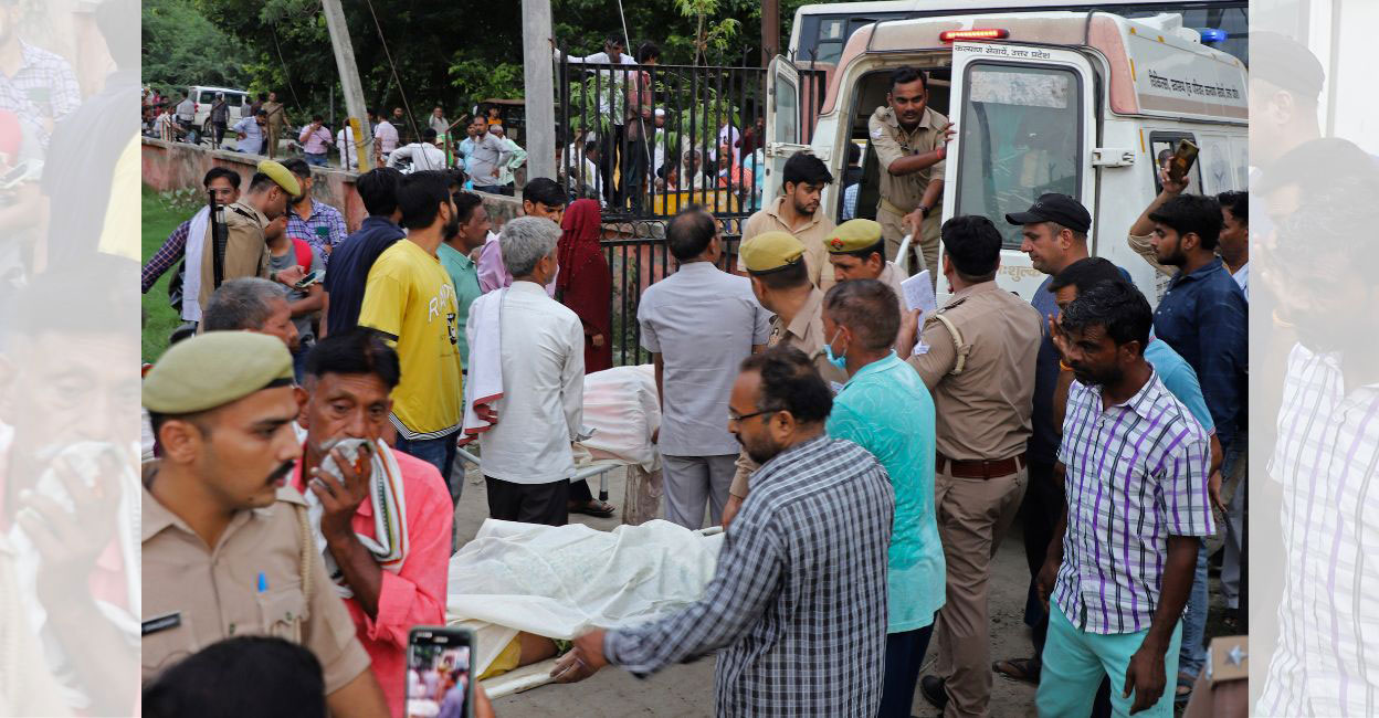 Untitled design - 1 Relatives and volunteers carry the bodies at the Sikandrarao hospital in Hathras district about 350 kilometers southwest of Lucknow on Tuesday. Photo: PTI