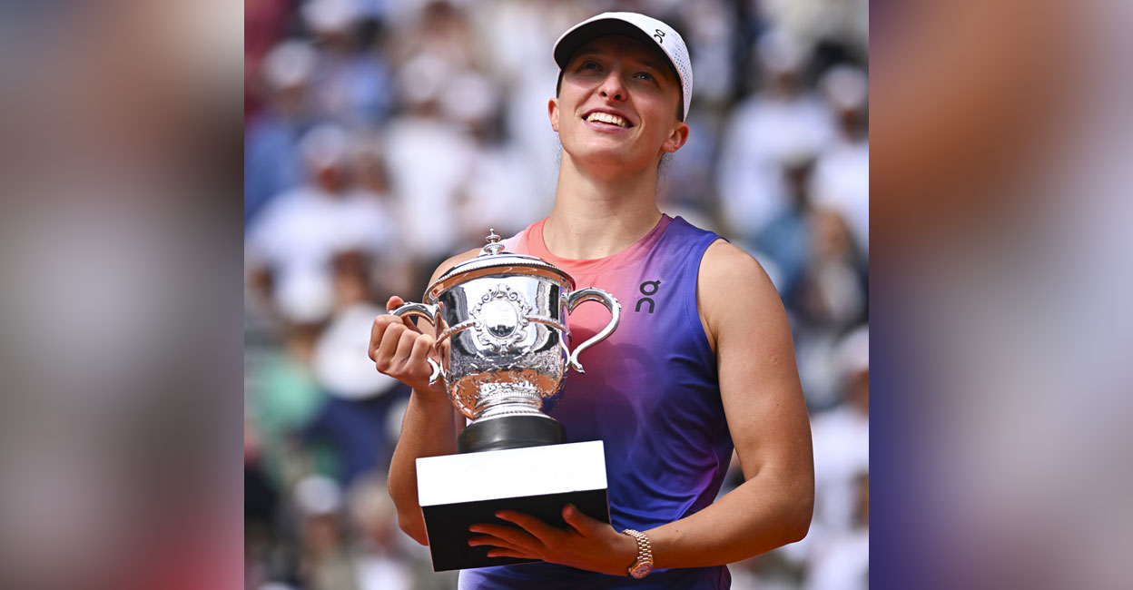 Iga Swiatek with her French Open title. Photo: X/@rolandgarros