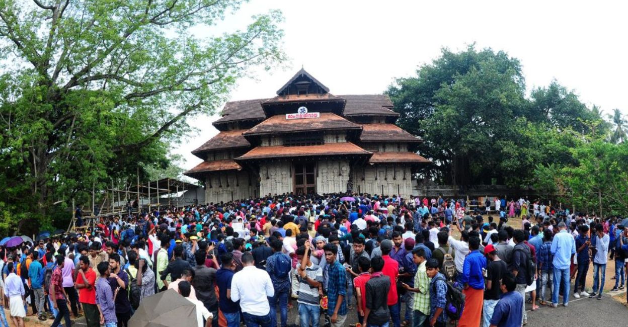People crowd outside the Vadakkunnathan Temple in Thrissur. File photo: Manorama