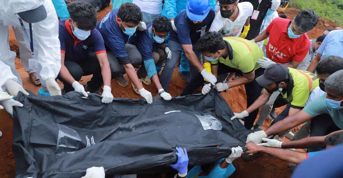 The mortal remains on an unidentified victim of the Wayanad landslides, inside a body bag, is buried by volunteers at Puthumala on Monday. Photo: Special arrangement