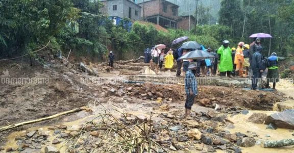 Heavy rains lash Kerala, red alert in 4 districts; Meenachil River ...