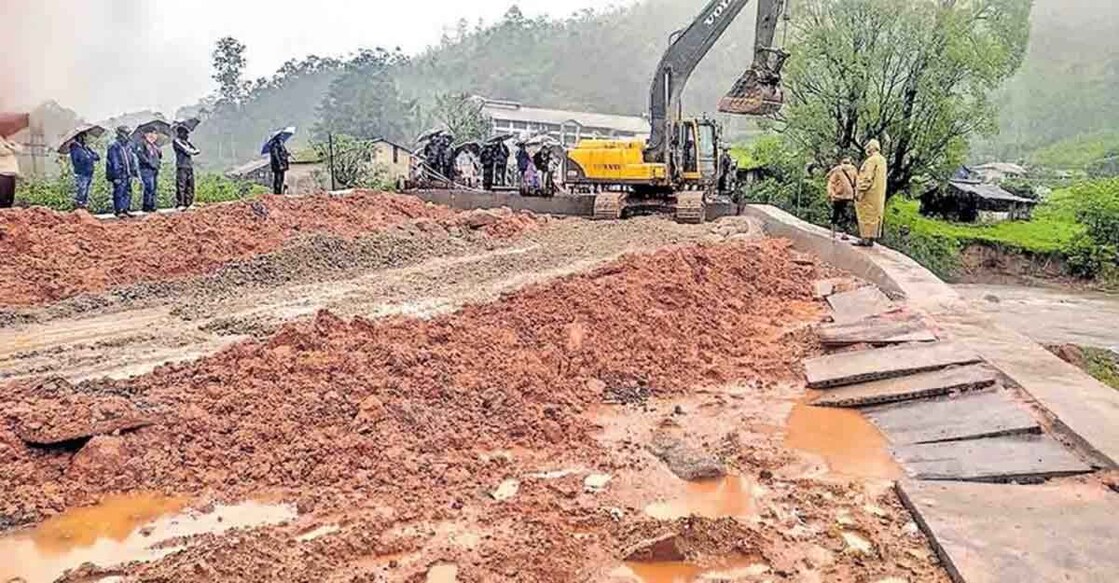 Landslide buries 34 members of a single family