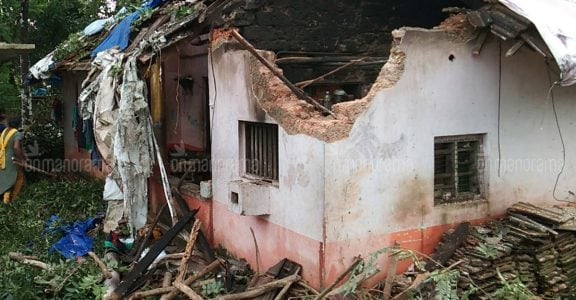 Kerala rains: Rivers in spate at several places, orange alert in 10 ...