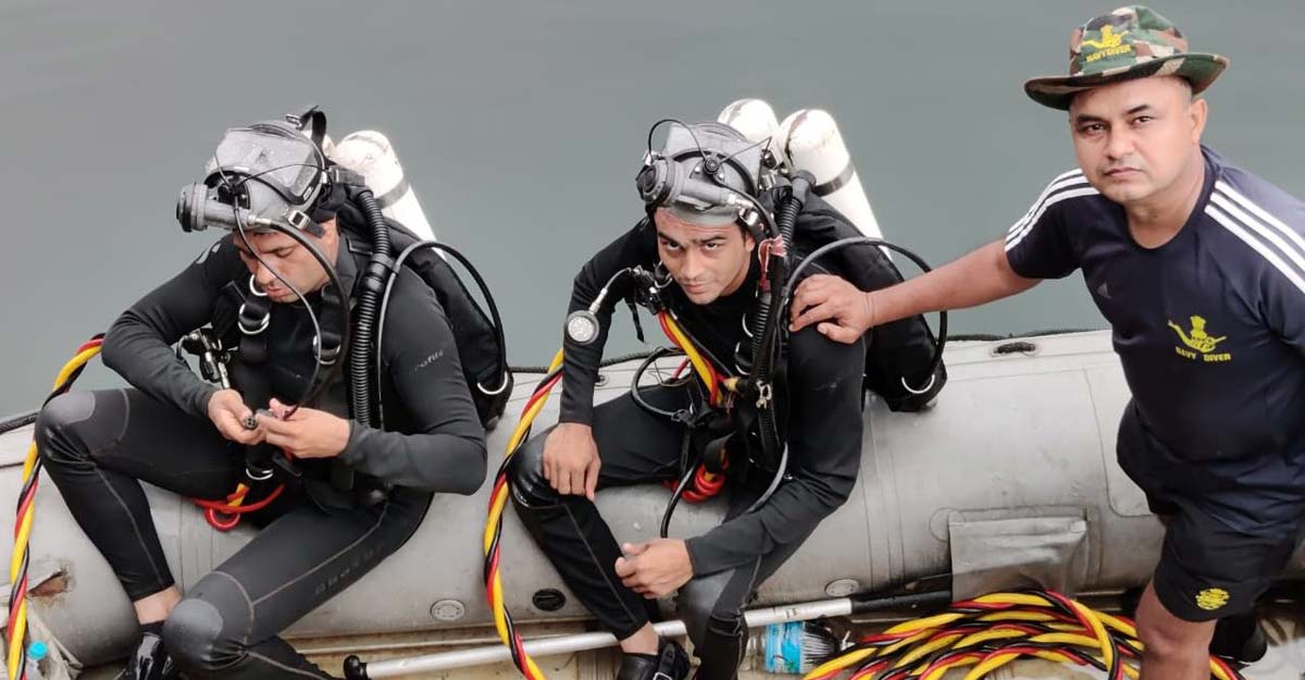 Naval diving team executes risky repair work at Peechi Dam Naval diving team executes risky repair work at Peechi Dam
