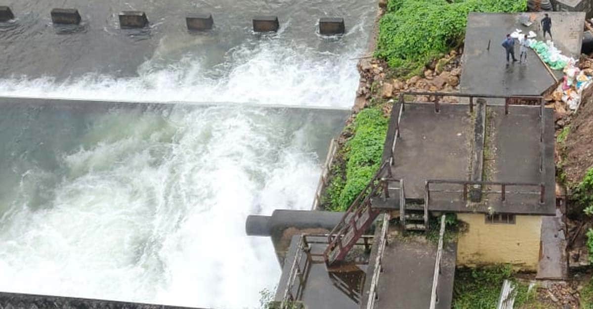 Naval diving team executes risky repair work at Peechi Dam Naval diving team executes risky repair work at Peechi Dam