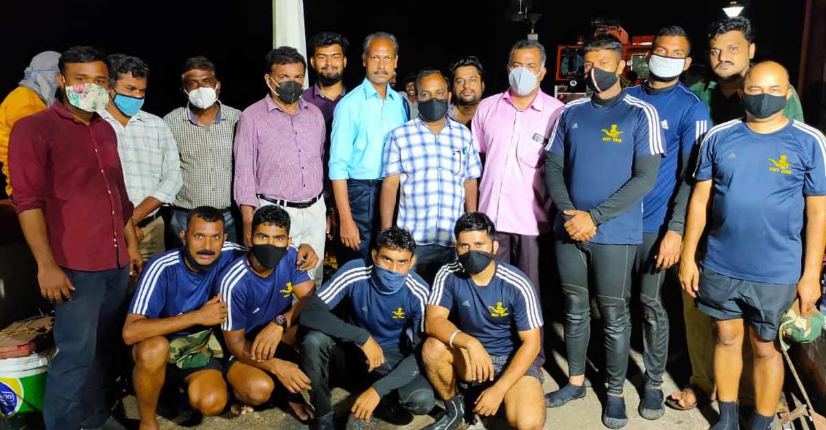 Naval diving team executes risky repair work at Peechi Dam Naval diving team executes risky repair work at Peechi Dam