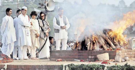 Rajiv Gandhi lights the funeral pyre of Indira Gandhi on November 3, 1984. Sonia Gandhi and daughter Priyanka look on.