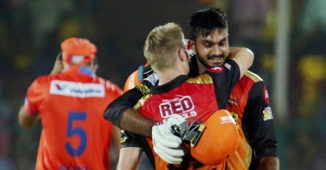 Warner, Shankar guide Sunrisers Hyderabad into IPL play-offs
