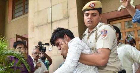 Attempt to manhandle Sitaram Yechury at AKG Bhavan in Delhi | Video