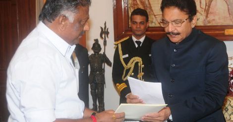 Sasikala calls on TN Guv, stakes claim to form govt