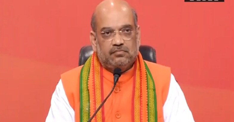 Amit Shah calls Mahatma Gandhi 'bahut chatur baniya', Congress demands ...