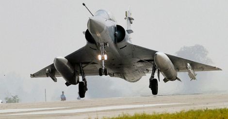 IAF aircraft touch down on Lucknow-Agra Expressway | Video