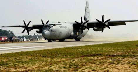 IAF aircraft touch down on Lucknow-Agra Expressway | Video