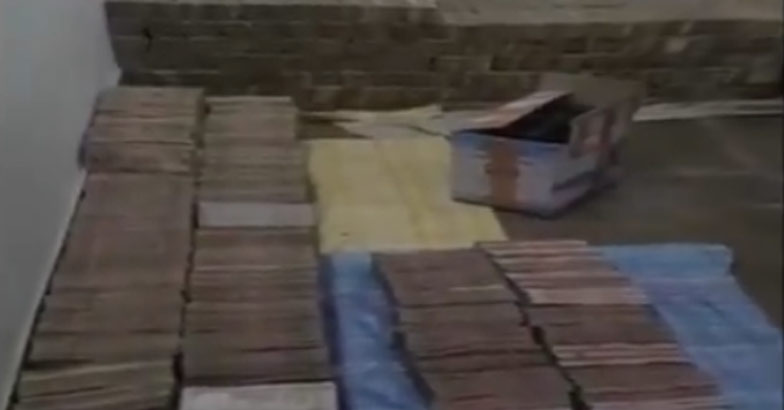 Rs 100 crore demonetized currency seized in Kanpur | Video | India News ...
