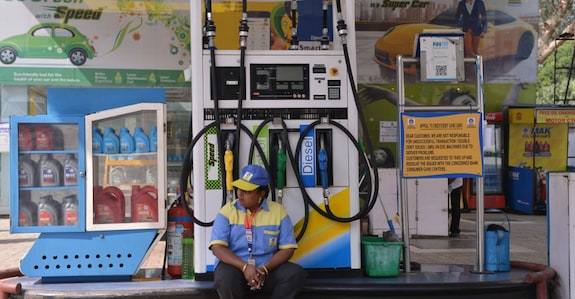 400 petrol pumps shut in Delhi as dealers challenge high VAT 400 petrol pumps shut in Delhi as dealers challenge high VAT