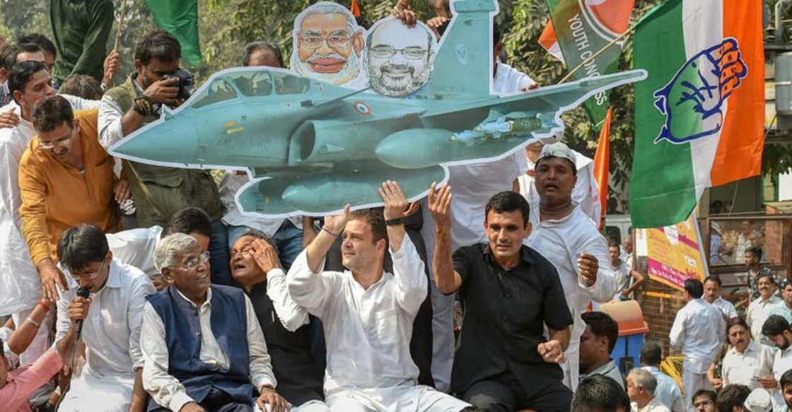Rafale maker paid kickbacks to Anil Ambani's firm: Rahul Rafale maker paid kickbacks to Anil Ambani's firm: Rahul