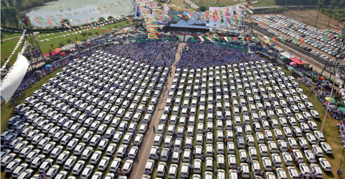 Diamond baron gifts 600 cars to staff 