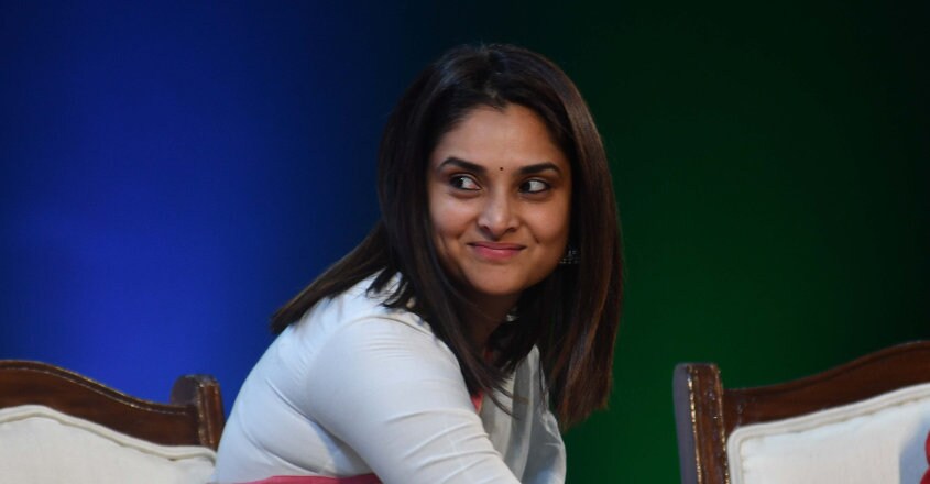 BJP fumes over Divya Spandana's tweet with Modi pic