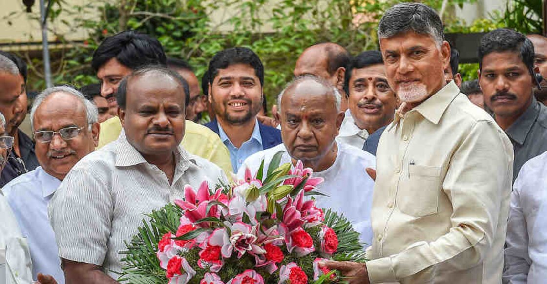 Congress main anchor, Naidu says after meeting Deve Gowda, Kumaraswamy