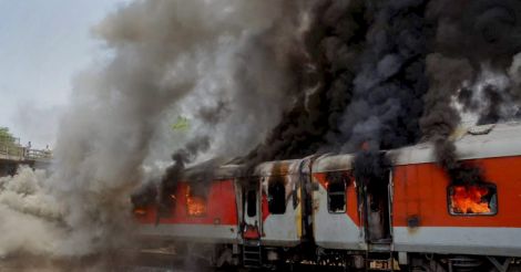 AC coaches of Delhi-Vizag AP Express catches fire in Gwalior