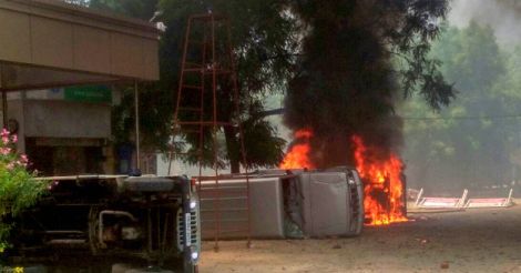 Violence continue to ravage Tuticorin: police buses set on fire