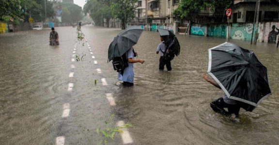 Prolonged monsoon causes mayhem across India, death toll mounts to 148 Prolonged monsoon causes mayhem across India, death toll mounts to 148