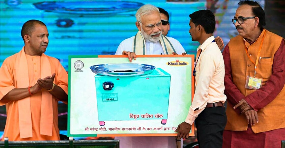 Modi unwraps Rs 550 cr projects for Varanasi Modi unwraps Rs 550 cr projects for Varanasi