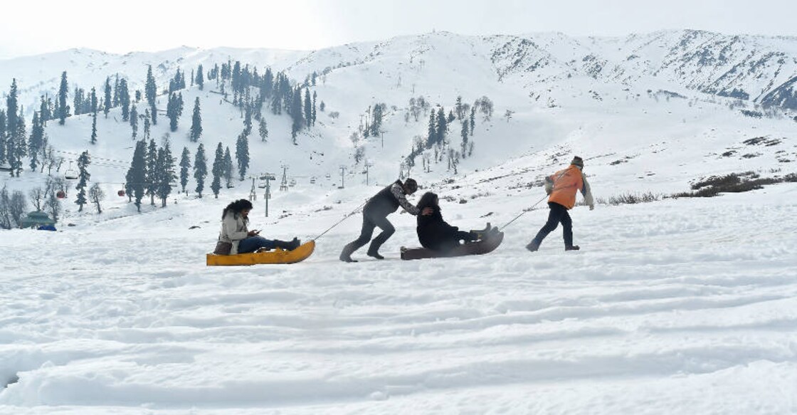 Kashmir witnesses first snowfall of '19, Kargil coldest at -17 degrees C