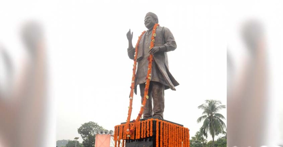 Guwahati: Assam Chief Minister Sarbananda Sonowal pays tributes to music maestro Dr Bhupen Hazarika on his seventh death anniversary in Guwahati, on Nov 5, 2018. (Photo: IANS) Guwahati: Assam Chief Minister Sarbananda Sonowal pays tributes to music maestro Dr Bhupen Hazarika on his seventh death anniversary in Guwahati, on Nov 5, 2018. (Photo: IANS)
