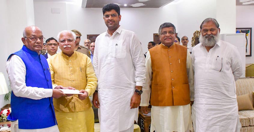 Khattar takes oath as Haryana CM, Dushyant Chautala as deputy CM Khattar takes oath as Haryana CM, Dushyant Chautala as deputy CM