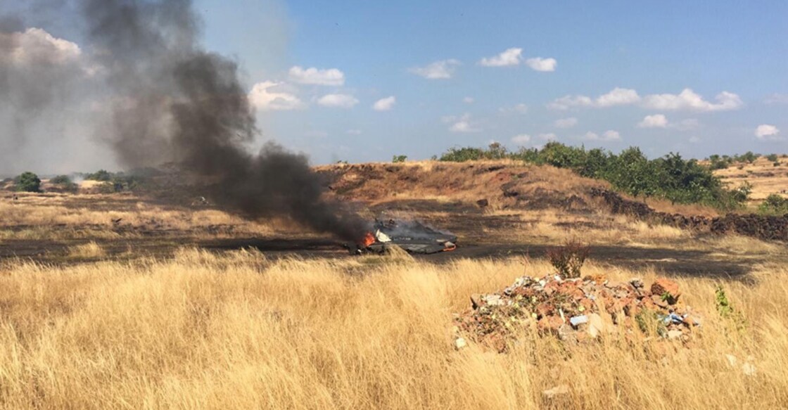 Navy MIG trainer crashes near Goa village, both pilots safe