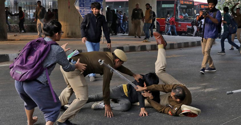 JNU students battle police lathicharge on way to Rashtrapati Bhawan JNU students battle police lathicharge on way to Rashtrapati Bhawan