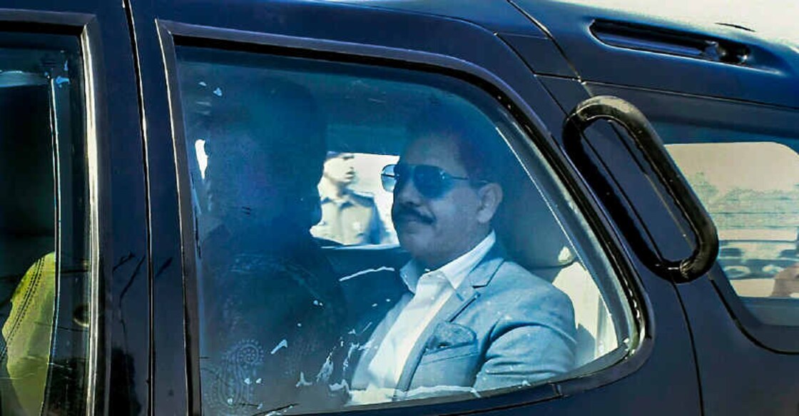 Robert Vadra, mother appear before ED in Jaipur; Priyanka accompanies them Robert Vadra, mother appear before ED in Jaipur; Priyanka accompanies them